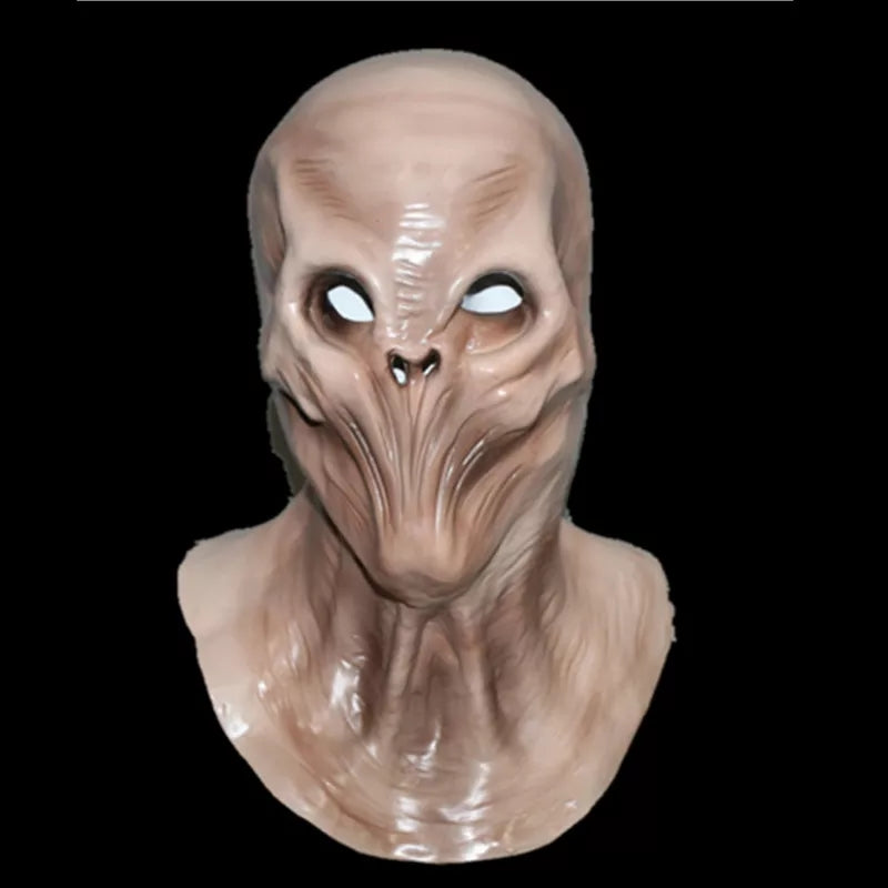 Um desenho de uma pessoa usando uma máscara que diz 'alien' on it